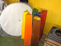 Lot 257 - etalage materiaal en tafelblad - afbeelding 1 van  3