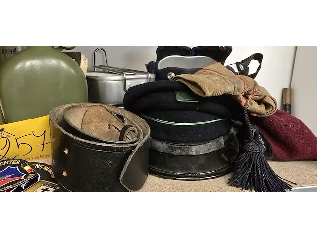 Lot 257 - lot items uit leger, rijkswacht, politie.... - afbeelding 7 van  10