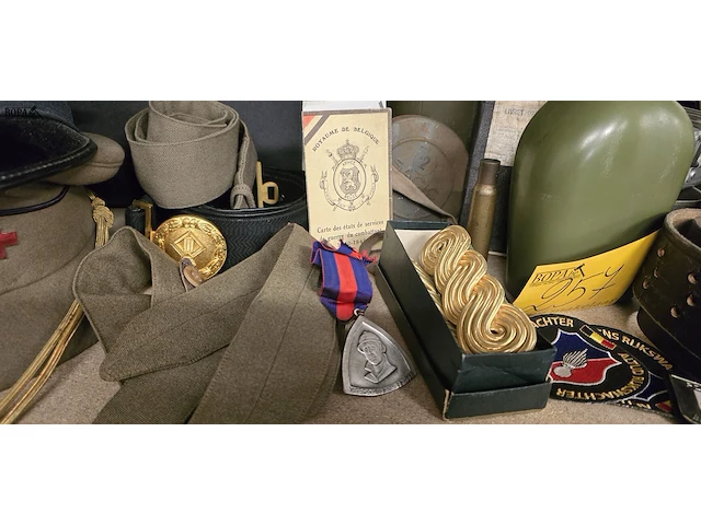 Lot 257 - lot items uit leger, rijkswacht, politie.... - afbeelding 9 van  10