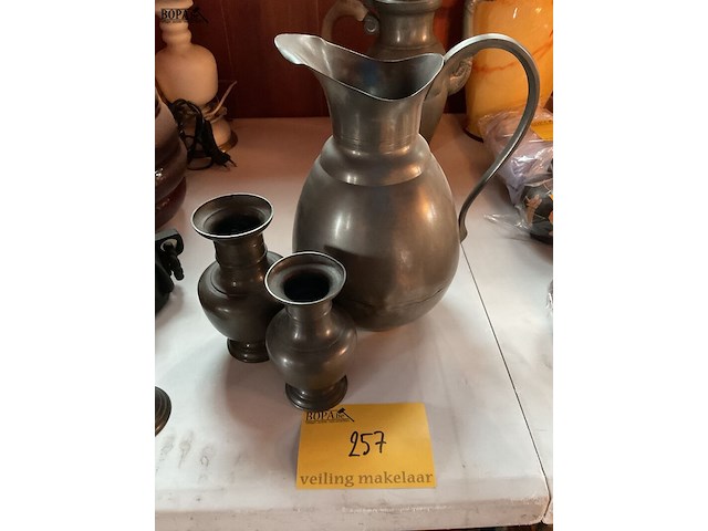 Lot 257 - trio van tinnen kannen - afbeelding 1 van  4