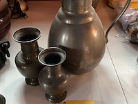 Lot 257 - trio van tinnen kannen - afbeelding 1 van  4