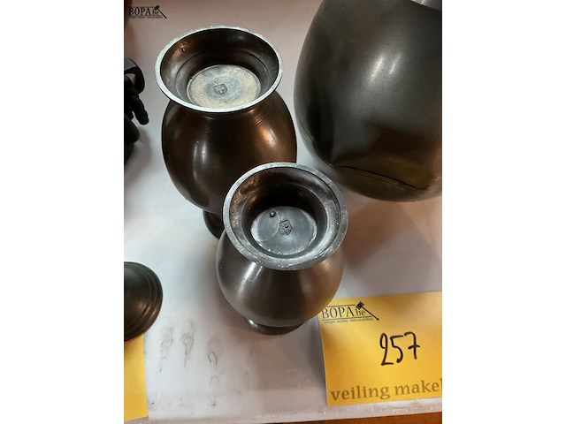 Lot 257 - trio van tinnen kannen - afbeelding 2 van  4