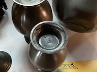 Lot 257 - trio van tinnen kannen - afbeelding 2 van  4