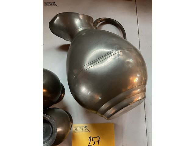 Lot 257 - trio van tinnen kannen - afbeelding 3 van  4