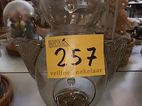 Lot 257 - uil in glas