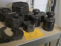 Lot 258 - gewichten en paardenhoefijzers - afbeelding 1 van  4