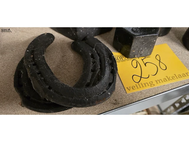 Lot 258 - gewichten en paardenhoefijzers - afbeelding 4 van  4