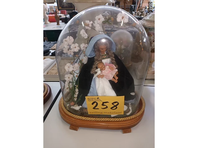 Lot 258 - globe met maria - afbeelding 1 van  3