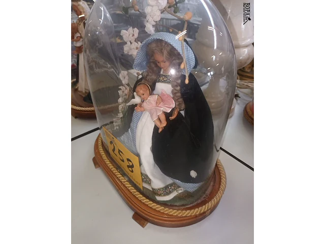 Lot 258 - globe met maria - afbeelding 2 van  3
