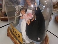 Lot 258 - globe met maria - afbeelding 2 van  3