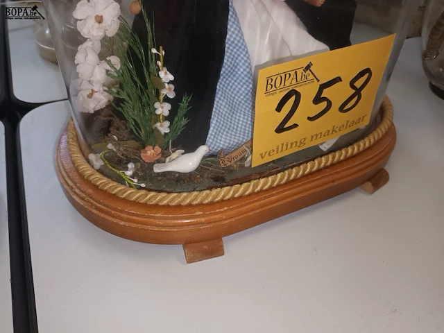 Lot 258 - globe met maria - afbeelding 3 van  3
