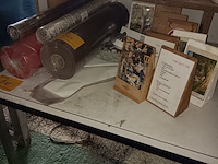 Lot 258 - inpakpapier en menuhouders - afbeelding 1 van  3