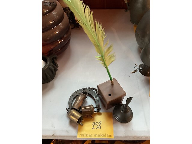 Lot 258 - kleine snuisterijen klokjes/bel/koperen basis voor pen - afbeelding 1 van  3