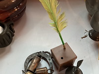 Lot 258 - kleine snuisterijen klokjes/bel/koperen basis voor pen - afbeelding 1 van  3