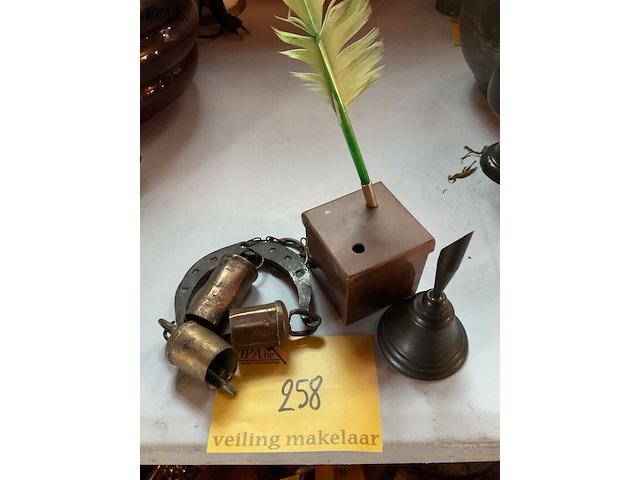 Lot 258 - kleine snuisterijen klokjes/bel/koperen basis voor pen - afbeelding 2 van  3