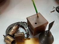 Lot 258 - kleine snuisterijen klokjes/bel/koperen basis voor pen - afbeelding 2 van  3