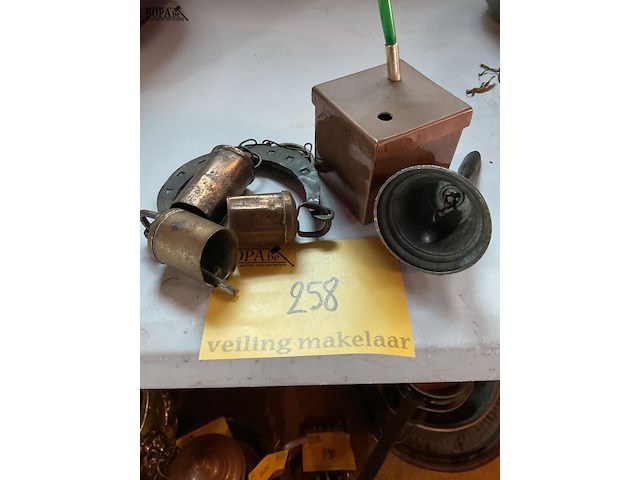 Lot 258 - kleine snuisterijen klokjes/bel/koperen basis voor pen - afbeelding 3 van  3