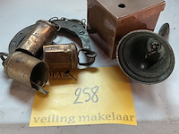 Lot 258 - kleine snuisterijen klokjes/bel/koperen basis voor pen - afbeelding 3 van  3