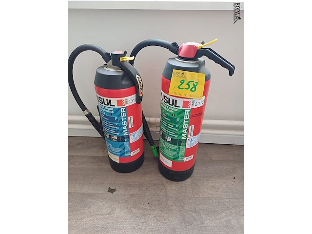 Lot 258 - poeder snelblusser en schuimblusser - afbeelding 1 van  3