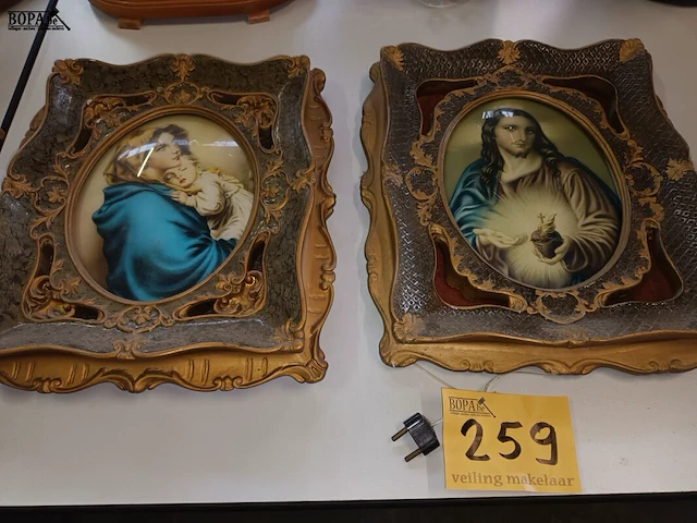Lot 259 - devotie kaders met verlichting. 2 stuks - afbeelding 1 van  6