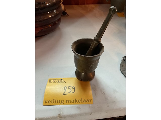 Lot 259 - koperen stamper met vijzel - afbeelding 1 van  3