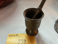 Lot 259 - koperen stamper met vijzel - afbeelding 1 van  3