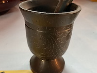 Lot 259 - koperen stamper met vijzel - afbeelding 2 van  3