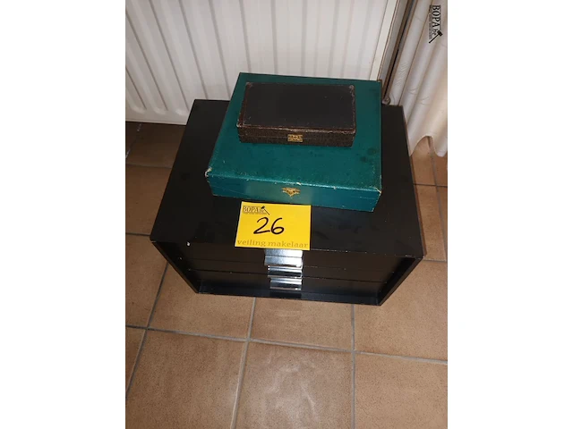 Lot 26 - bestekkoffers. 3 stuks - afbeelding 1 van  2