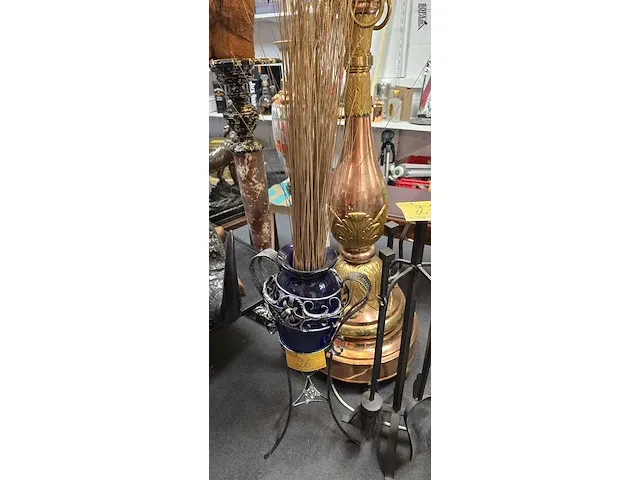 Lot 26 - blauwe vaas in staander van gietijzeren smeedwerk - afbeelding 1 van  3