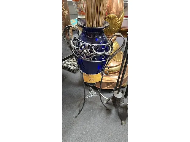 Lot 26 - blauwe vaas in staander van gietijzeren smeedwerk - afbeelding 2 van  3