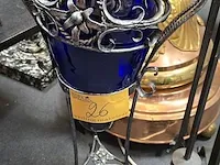 Lot 26 - blauwe vaas in staander van gietijzeren smeedwerk - afbeelding 2 van  3