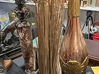 Lot 26 - blauwe vaas in staander van gietijzeren smeedwerk - afbeelding 3 van  3