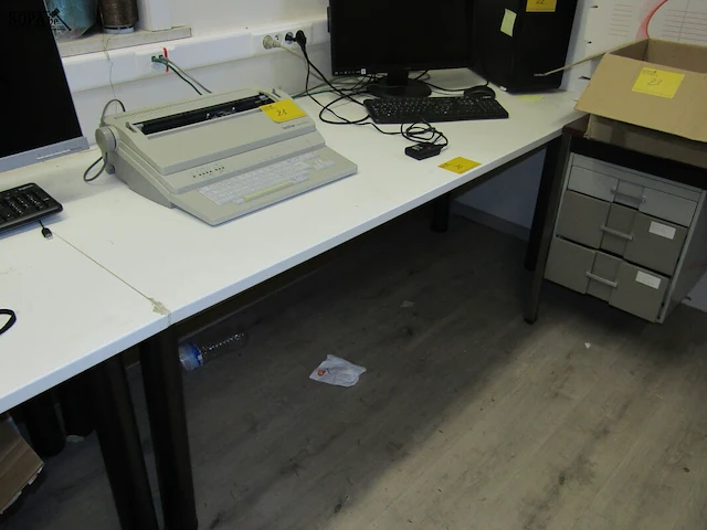 Lot 26 - bureau tafel - afbeelding 1 van  2