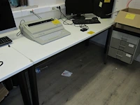 Lot 26 - bureau tafel - afbeelding 1 van  2