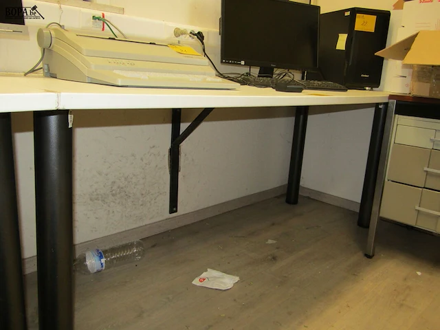 Lot 26 - bureau tafel - afbeelding 2 van  2