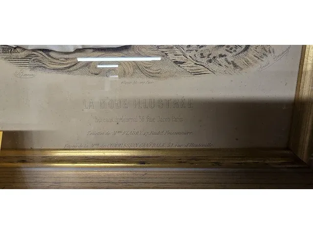 Lot 26 - driedimensionele kader ‘la mode illustreé’ - afbeelding 2 van  4