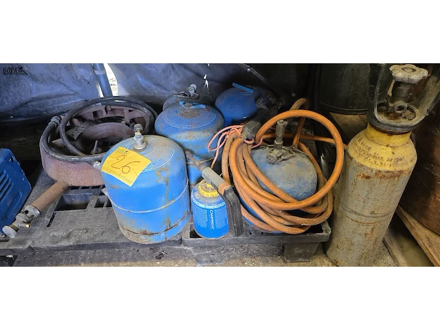 Lot 26 - gasbrander met flessen campinggas - afbeelding 1 van  4