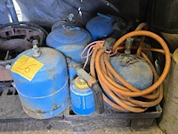 Lot 26 - gasbrander met flessen campinggas - afbeelding 1 van  4