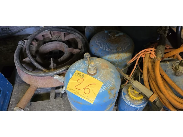 Lot 26 - gasbrander met flessen campinggas - afbeelding 2 van  4