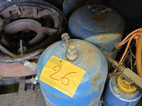 Lot 26 - gasbrander met flessen campinggas - afbeelding 2 van  4