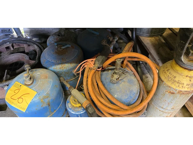 Lot 26 - gasbrander met flessen campinggas - afbeelding 3 van  4