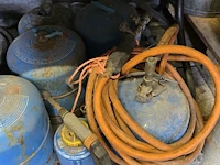 Lot 26 - gasbrander met flessen campinggas - afbeelding 3 van  4