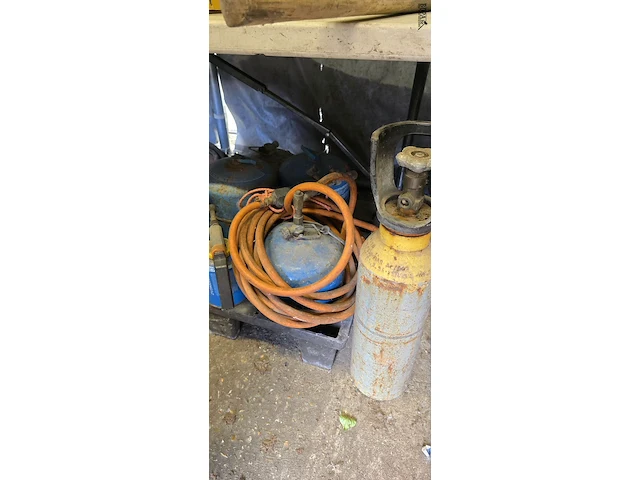 Lot 26 - gasbrander met flessen campinggas - afbeelding 4 van  4