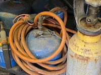 Lot 26 - gasbrander met flessen campinggas - afbeelding 4 van  4