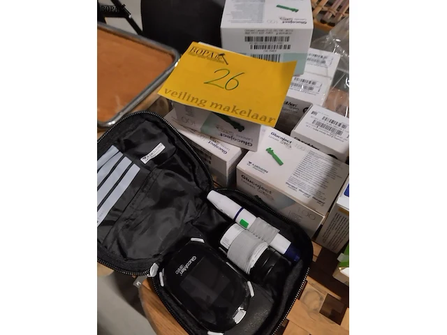 Lot 26 - glucose meter met teststrips - afbeelding 3 van  4