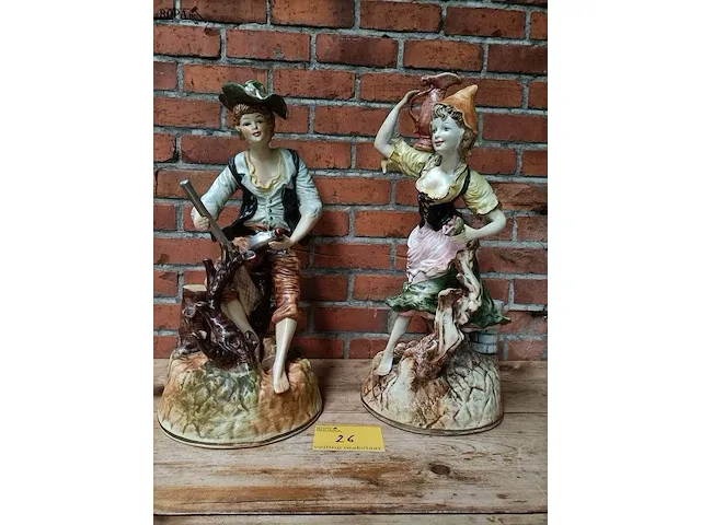 Lot 26 - grote porseleinen beelden, koppel - afbeelding 1 van  5