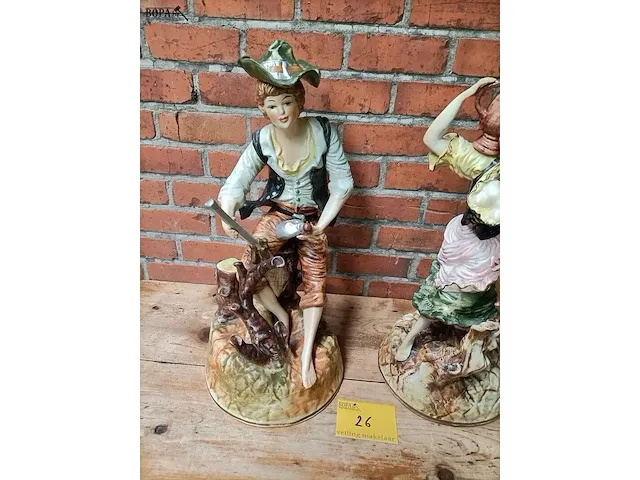 Lot 26 - grote porseleinen beelden, koppel - afbeelding 2 van  5