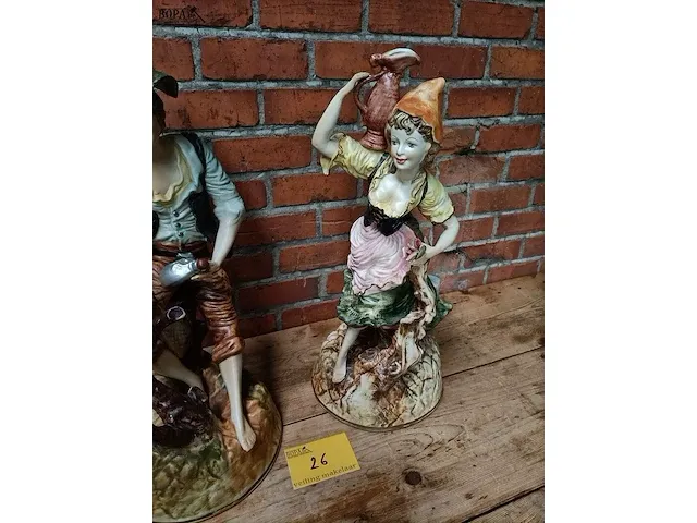 Lot 26 - grote porseleinen beelden, koppel - afbeelding 3 van  5