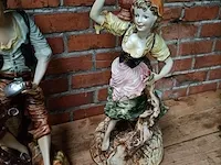 Lot 26 - grote porseleinen beelden, koppel - afbeelding 3 van  5