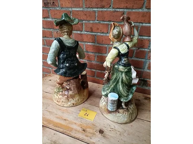 Lot 26 - grote porseleinen beelden, koppel - afbeelding 4 van  5